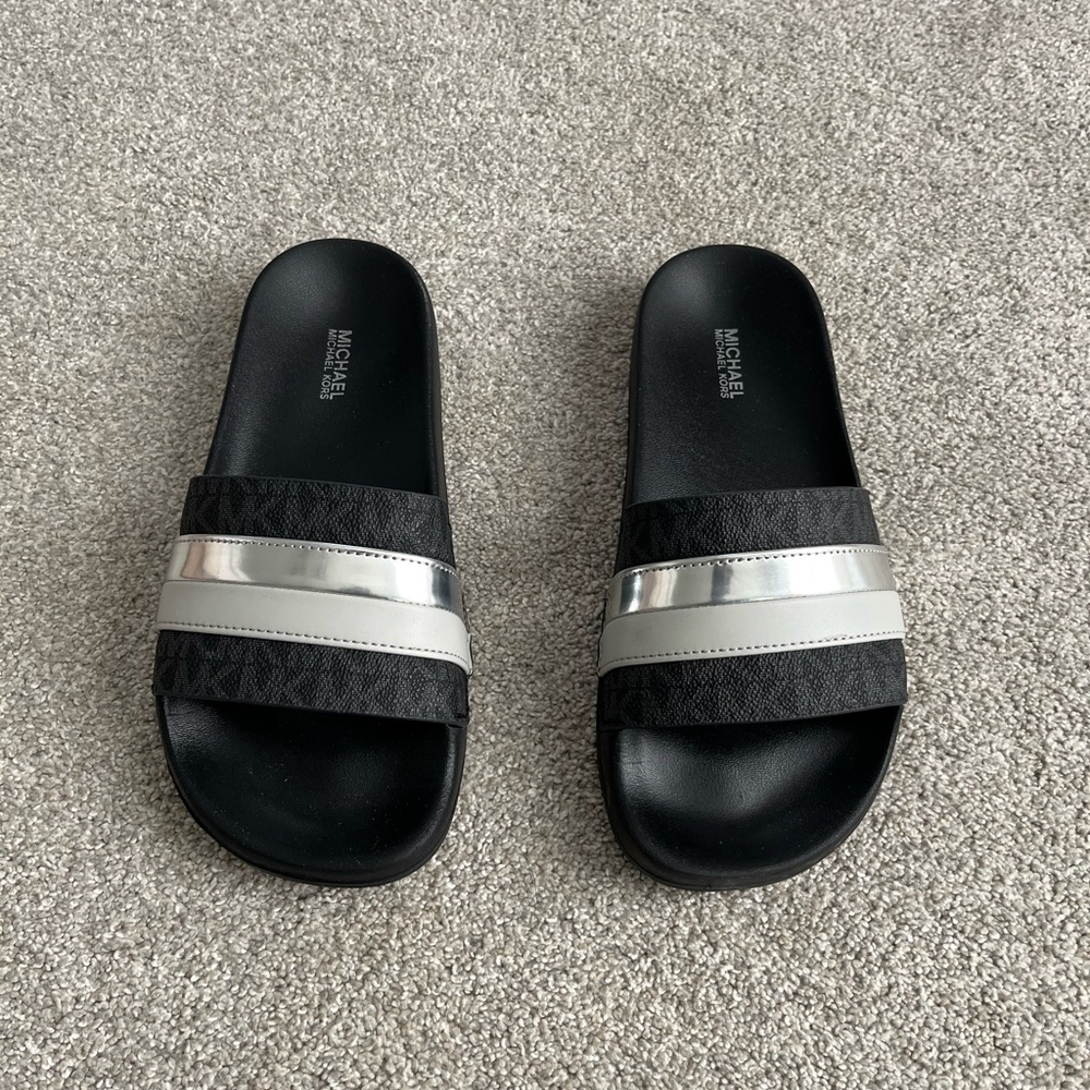 Michael Kors Size 6 Black Slide Sandal